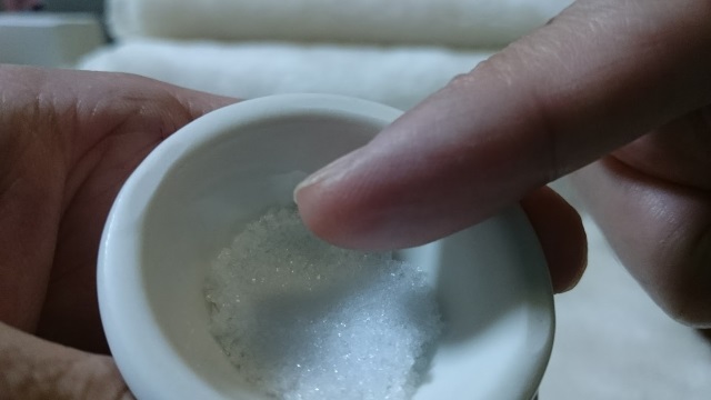塩を入れるたびに指で固めていきます